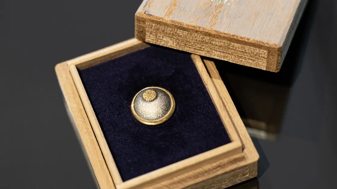 桐箱に収められた弁護士記章（バッジ）。