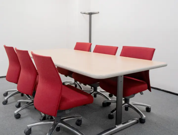 赤い椅子が並んだ清潔感のある会議室