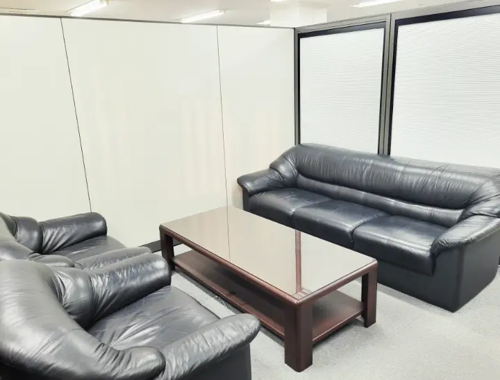 ゆったりとした黒い革張りソファが置かれた応接セット