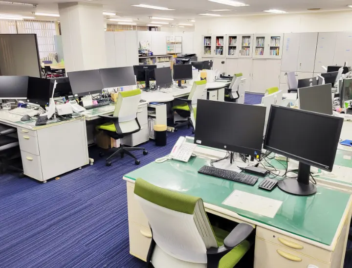 整理整頓された広々とした事務室（執務エリア）の様子